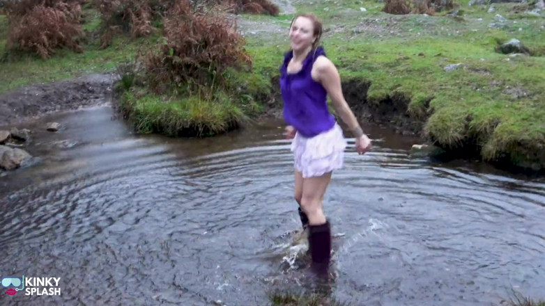 UKCuteGirl Lucy Lauren: Welly Sploshing în cizme și fără chiloți!