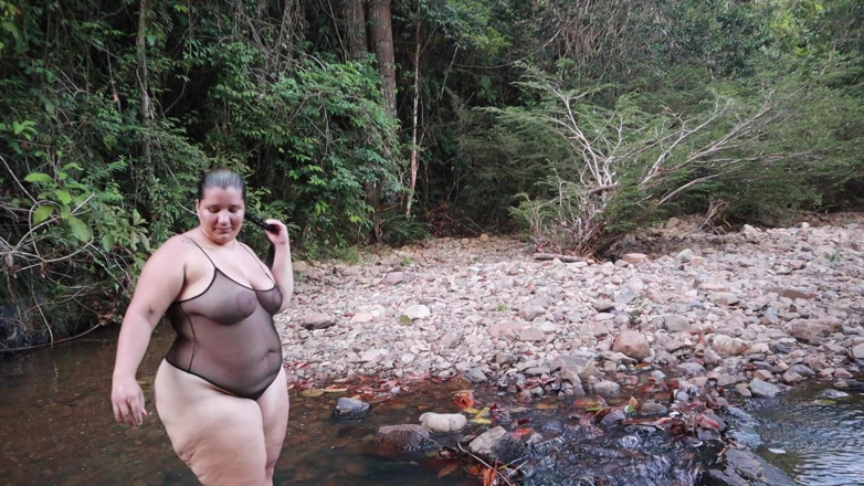 Lexly_16: Mijn buurvrouw minnaar scheert mijn ei en zuigt het dan...