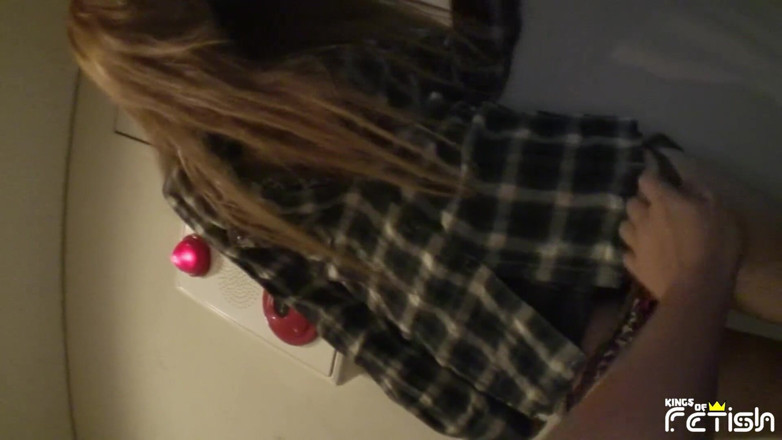 Pure Japanese adult video ( JAV): Blonde Japanse babe spuit en pijpt een man met een...