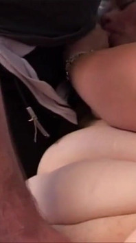 Una milf arrapata e grassa chiede al vicino di masturbarla con un dildo