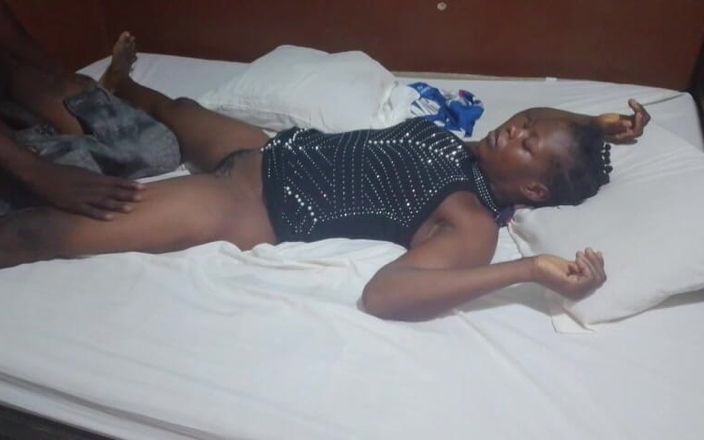 Pornsexlive: Karısı seyahat ederken kayınvalidesiyle birlikte