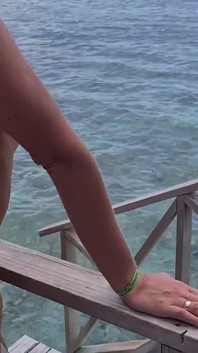 Milf neukt op de kust