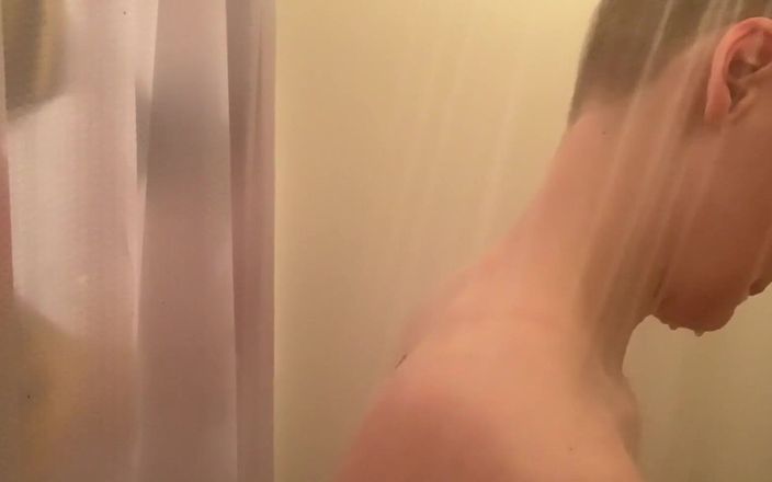 Leah Wilde: Ora sexy la duș