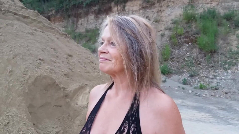 martinawest: Martina saindo com um body de fio dental sexy!