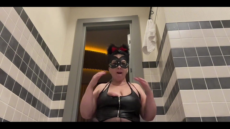KarmenMilf: Seksi kitty kamera için poz atıyor, mastürbasyon yapıyor ve fışkırtarak...