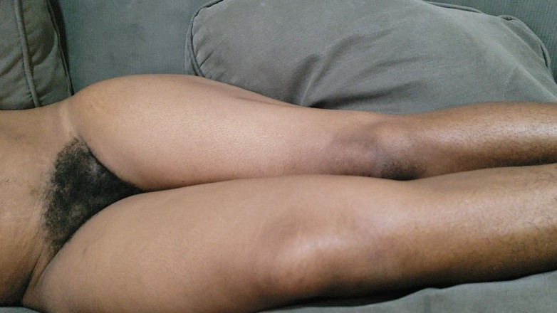 Lovemina: Una donna con molti bei capelli pubici tra le gambe...