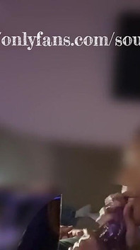 O benim koyduğum filmi izlerken sikini emiyor. Biraz fazla sıkıldım ve bir yarağı boşaltmak istedim