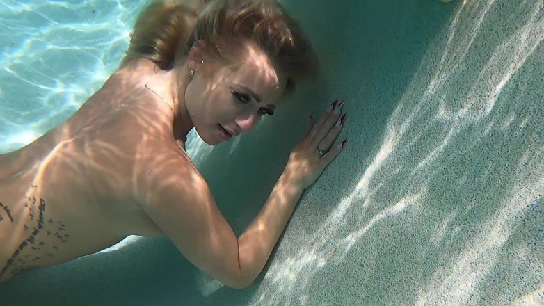 Elana Bunnz: Masturbation sous l’eau
