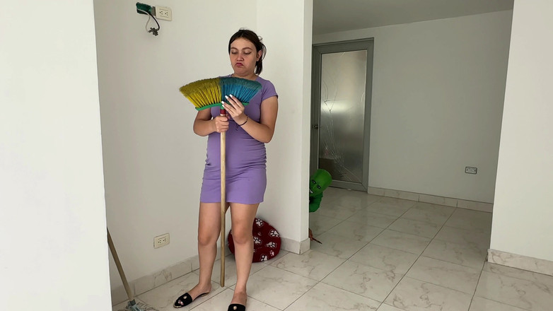 Julianaburning: Sexi Těhotná Latina Najde Doma Nadrženou Malou Monstrum, Která Výměnou...