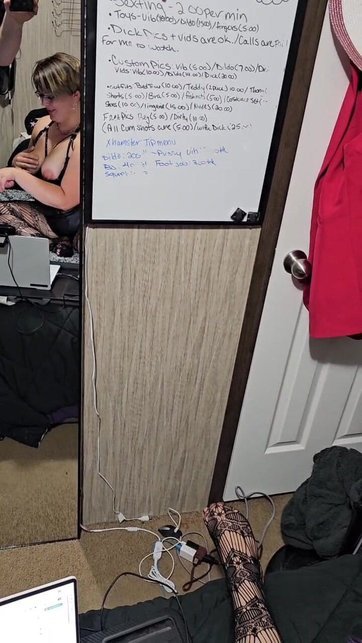 Funhousewife69: Přišel do ložnice a přinutil mě sát mu péro