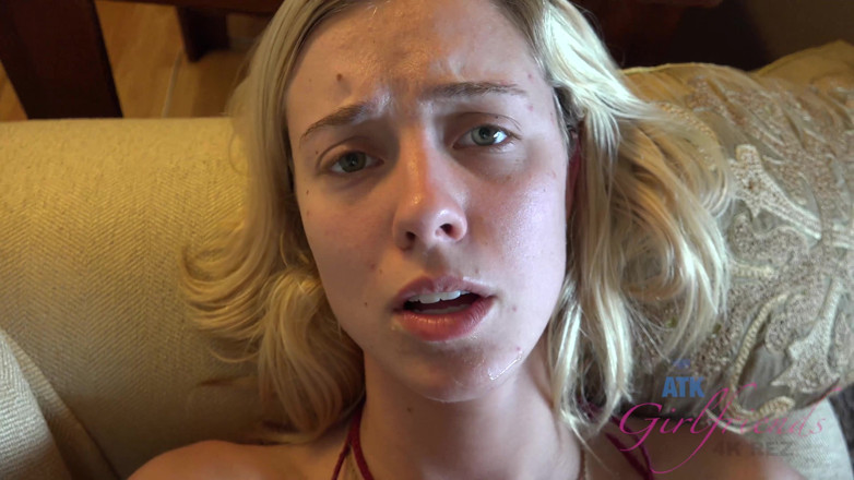 ATK Fans (Girlfriends): Haley vous rejoint sur le canapé pour que vous puissiez...