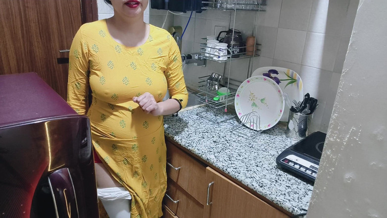 Saarabhabhi6: Encuentro a mi madrastra cachonda en la cocina - porno en...