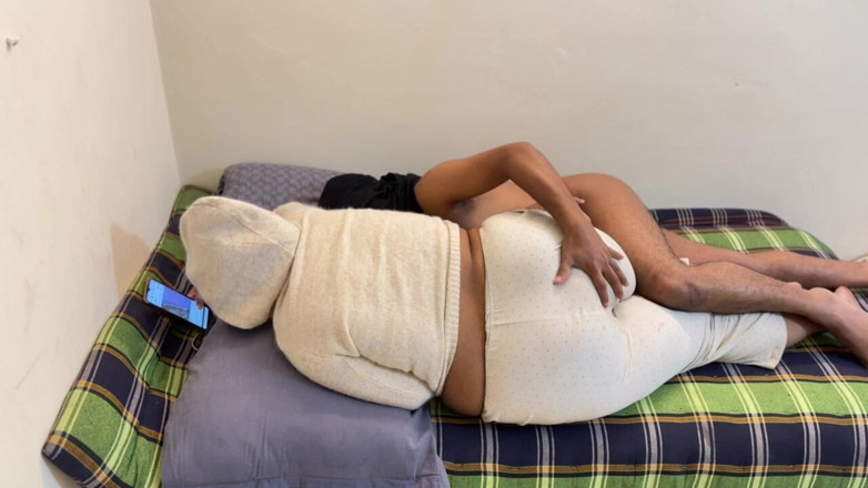 Aria Mia: Acorde de manhã e faça sexo com madrasta na cama