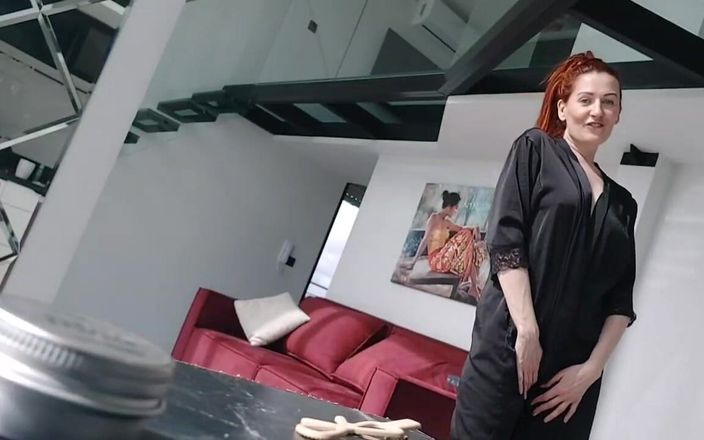 GinnaGg: Nadržená žena v domácnosti