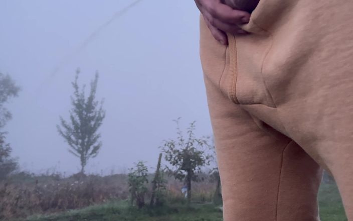 White Ukrainian Dick: 私は小便をしています。