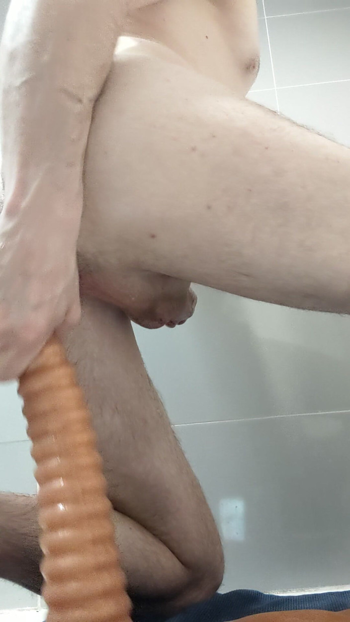 Mike Bi: Nascondo un enorme dildo nel culo