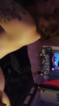 Hardcore gangbang bdsm. Mężczyźni pieprzą kobietę przywiązaną do łańcuchów i Bed.gangbang.