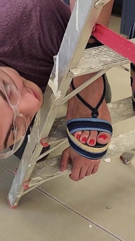 Pervertido de pies electricista engaña a Kiffa adorando sus pies para terminar el trabajo