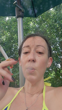 Öffne weit, um meinen ausgeatmeten rauch zu fangen