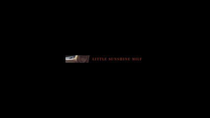 Little Sunshine MILF: Sborra sul viso un enorme dildo nella figa che fa...