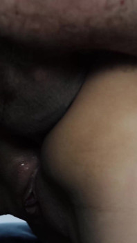 Sexy manželka šuká do zadku před svým paroháčským manželem!