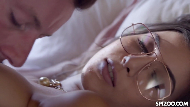 Spizoo: Le sexe de vacances sensuel d'Anya Krey