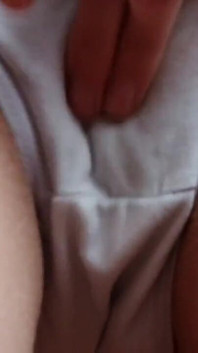 Je jouis dans ma culotte mouillée