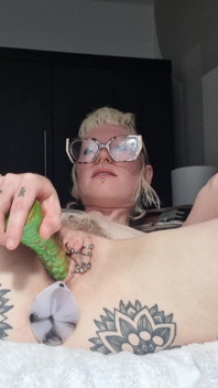 Schattige mini aliens clip met buttplug & dildo orgasme
