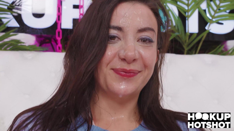 Hookup Hotshot: Natalie Brooks la salope avide demande du sexe oral à Bryan...