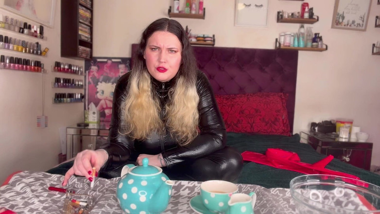 MissFFW: Господиня ffw п'є чай, поки не рветься до сечі