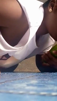 Isabelle l’Africaine adore les jeux de pipi