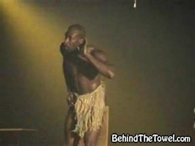 Behind The Towel: Show de strip fumegante deixa a multidão implorando por mais