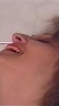 Brunett MILf får fitta ätit och fingrade till explosiv orgasm