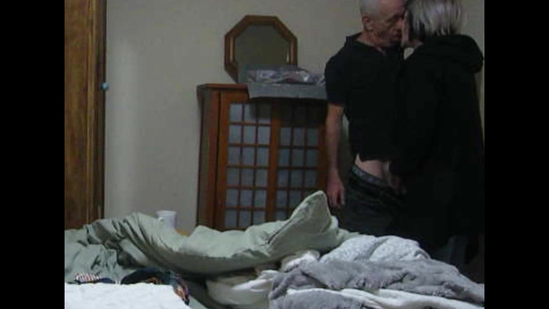 SilverFux: Bà nội trợ già hứng tình thích đụ họa sĩ hơn...