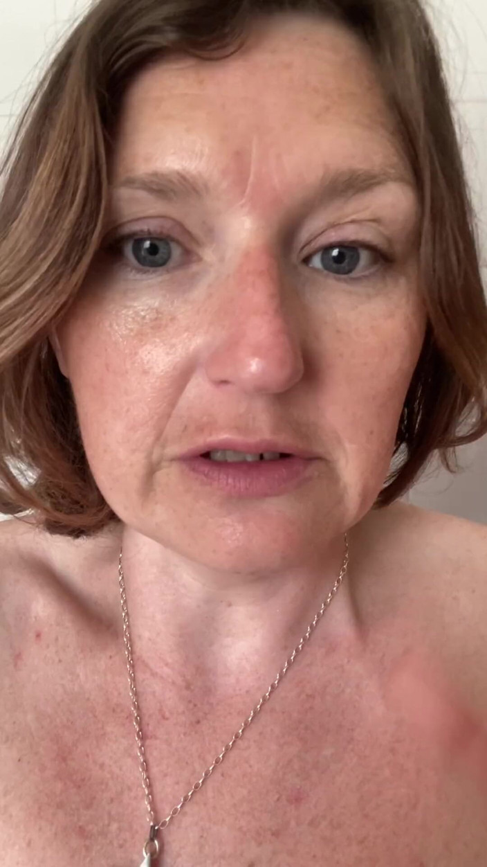 MistressWriggler: Dünyanın en iyi kokusu! Amcığımın kokulu parmaklarını koklamak bağımlılık yaratıyor