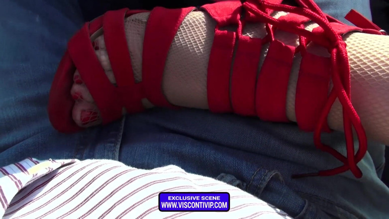 Rossella Visconti: Footjob da autotop