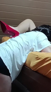 继母在她的内衣上发现了白点。