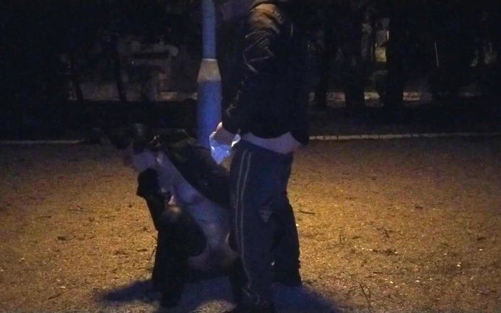Fuck me like you hate me: Żona dziwka pije sikanie w publicznym parku