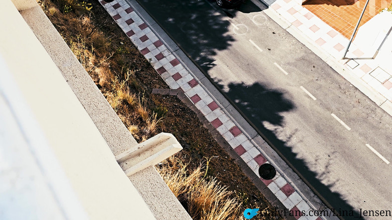 Playwithus: Eu estava relaxando, quando o vizinho decidiu que eu precisava...