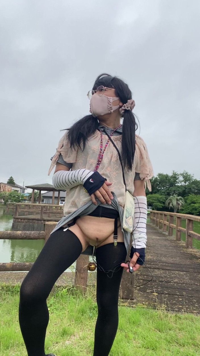 megu2002: No256 che cammina nel parco con pantaloni tagliati a spalla