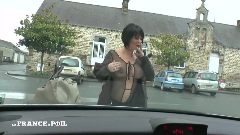 Rue Chaude: Milf exhibicionista obtiene doble penetración por extraños