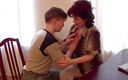Moms With Boys: Une GILF rousse se fait baiser sa chatte poilue