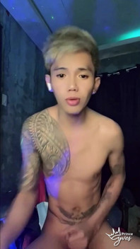 Potetovaná nadržená Twink hrála v živé webové show