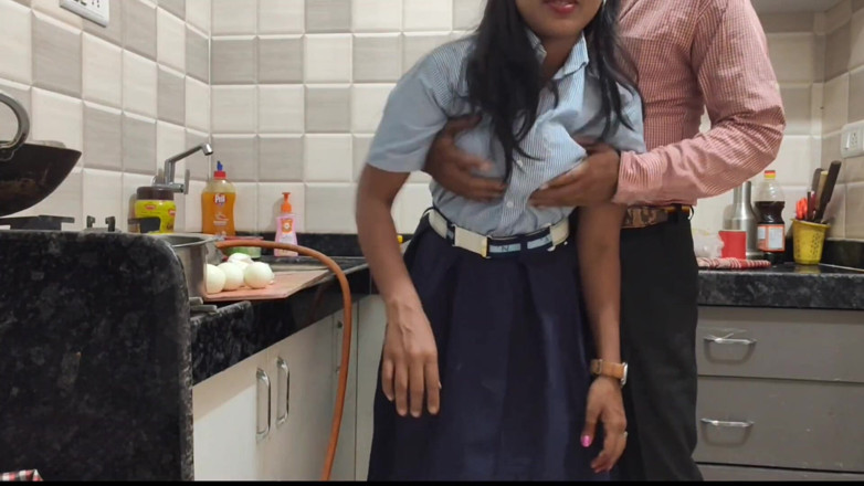 Mumbai Ashu: India chica follada su maestro en casa primera vez