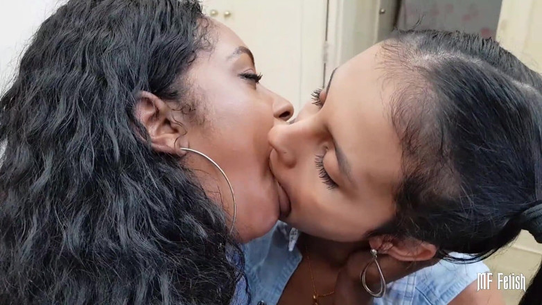 Sapphic Latinas: 私の唇はキャンディよりも甘い