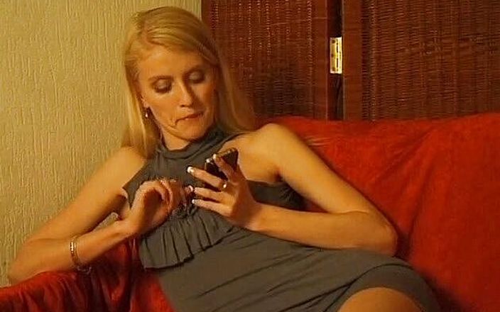 Flash Model Amateurs: Блондинка повія мацає себе під час розмови по телефону