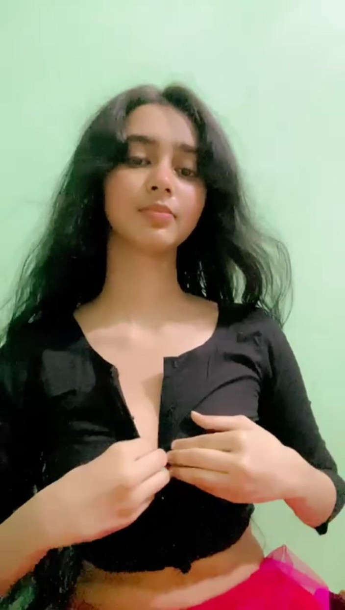 MehwishAly: Indiana menina em vestido indiano mostrando seus peitos