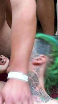 Bimbo madrasta leva enteada para sua primeira gozada interna gangbang pt 2
