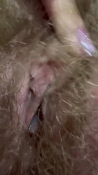 Closeup memek berbulu dan cerutu