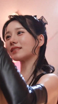 彼女の超サディスティックな芝居は悪魔のような笑みと...を伴って現れます。エッジング後の中出しの報酬に夢中です。第1章